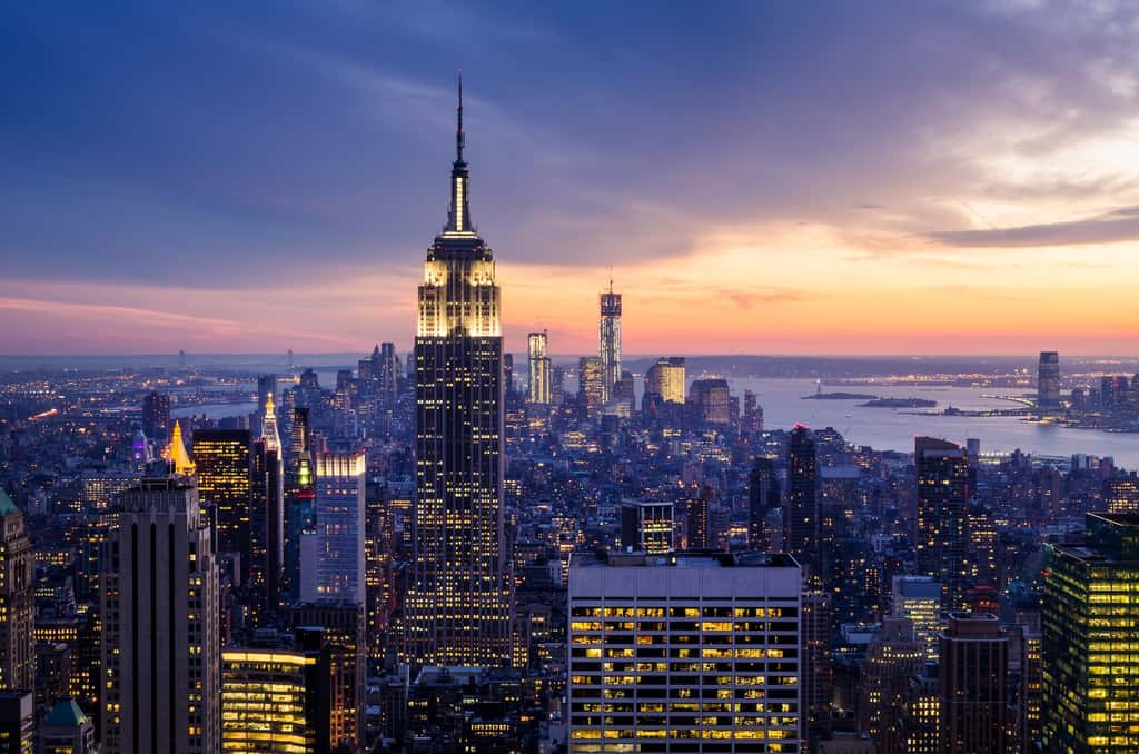 Si nous continuons comme si de rien n’était, le monde produira suffisamment de déchets plastiques entre 2011 et 2050 pour recouvrir Manhattan d’un amas de plastique dix fois plus haut que l’Empire State Building. © Mihai Simonia, Adobe Stock