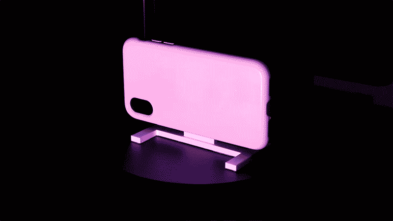 Un projecteur de lumière ultraviolette (UV) est utilisé sur une coque de smartphone recouverte d'un colorant activé par la lumière. La lumière projetée modifie les propriétés réfléchissantes du colorant, créant des images en quelques minutes seulement. © MIT