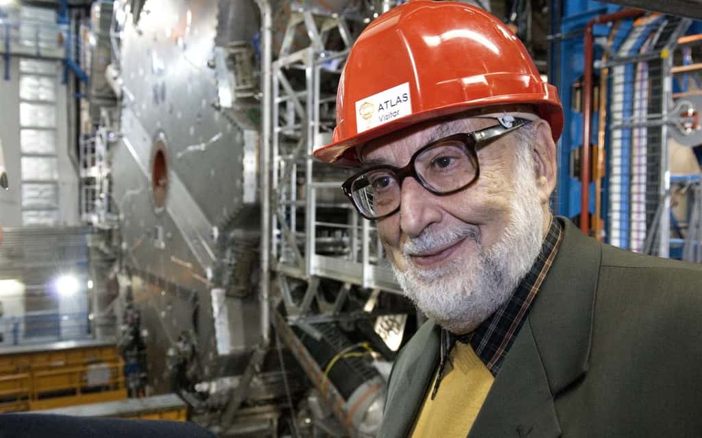François Englert au Cern devant un des détecteurs géants du LHC, l'un des physiciens ayant découvert le mécanisme de Brout-Englert-Higgs. © Cern-Claudia Marcelloni 
