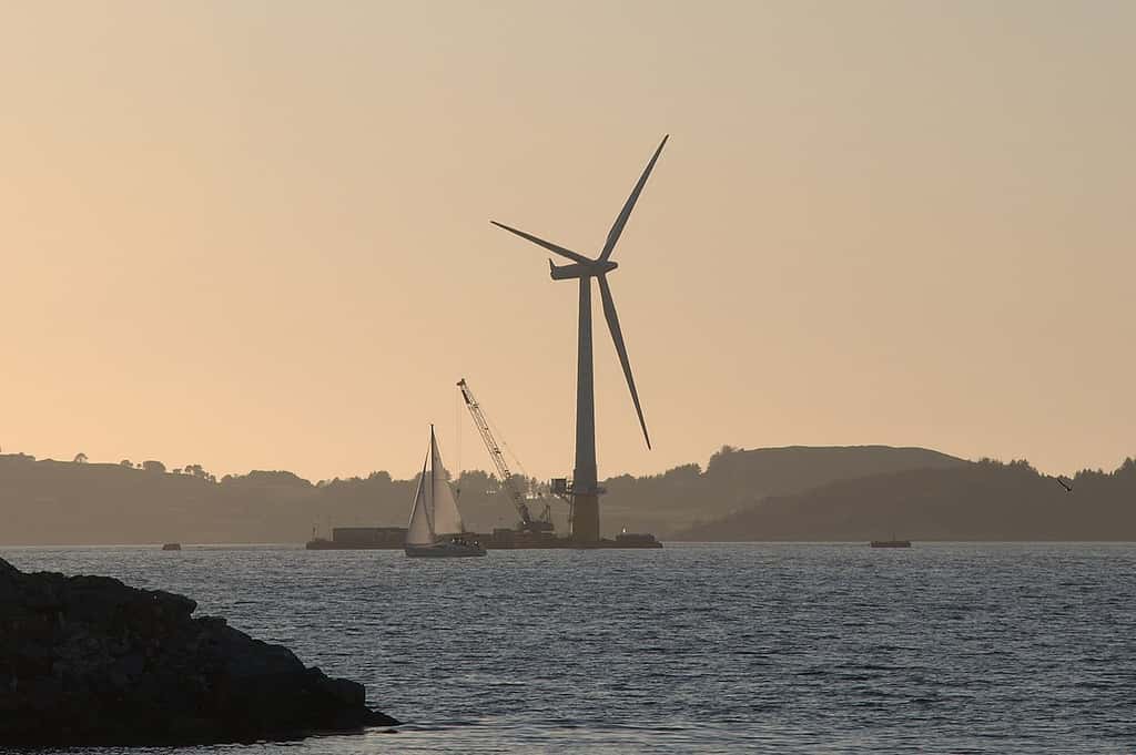Hywind, en Écosse, la première éolienne flottante, assemblée dans le fjord d'Åmøy près de Stavanger. © Lars Christopher, Flickr, Wikimedia Commons, CC by-sa 2.0