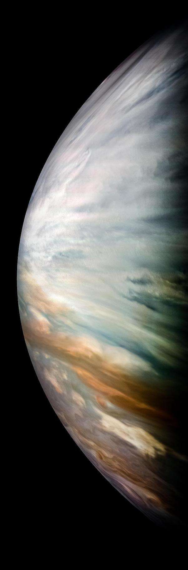 Sur cette image prise par la sonde Juno en décembre 2017, on découvre d’épais nuages blancs dans la région équatoriale de Jupiter. Mais ceux-ci sont transparents aux micro-ondes ce qui a permis au radiomètre à micro-ondes de la sonde de mesurer les taux d’eau dans l’atmosphère de la planète géante. © Nasa/JPL-Caltech/SwRI/MSSS/Kevin M. Gill