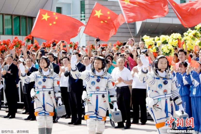 L'équipage de Shenzhou-9 avec la première Chinoise à avoir volé dans l'espace (Liu Yang, juin 2012). © CNSA