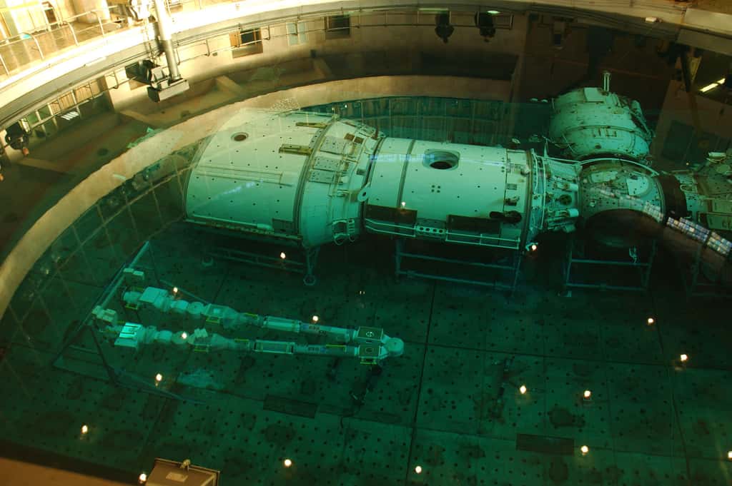Test subaquatique du modèle d’essai en impesanteur du bras Era, exécuté avec la participation de l’astronaute néerlandais de l’Esa, André Kuipers, au centre Gagarine d’entraînement des cosmonautes, près de Moscou. © Esa