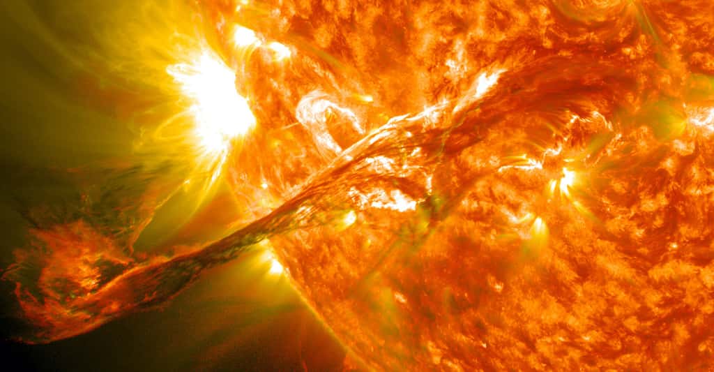 Lors d'une éruption solaires, de la matière peut être éjectée à très grande vitesse de la surface de notre étoile. © Nasa, GSFC, SDO