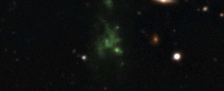 Des galaxies enfouies dans le nuage géant de gaz expliquent son rayonnement. © ESO