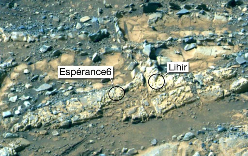 Les rochers abrasés Espérance6 et Lihir se situent dans la région de Matijevic Hill qu’Opportunity continue d'étudier. Cette image en fausses couleurs a été capturée avec sa caméra panoramique lors du 3.230<sup>e</sup> sol, ou jour martien. © Nasa, JPL-Caltech, université Cornell, université d’État de l’Arizona