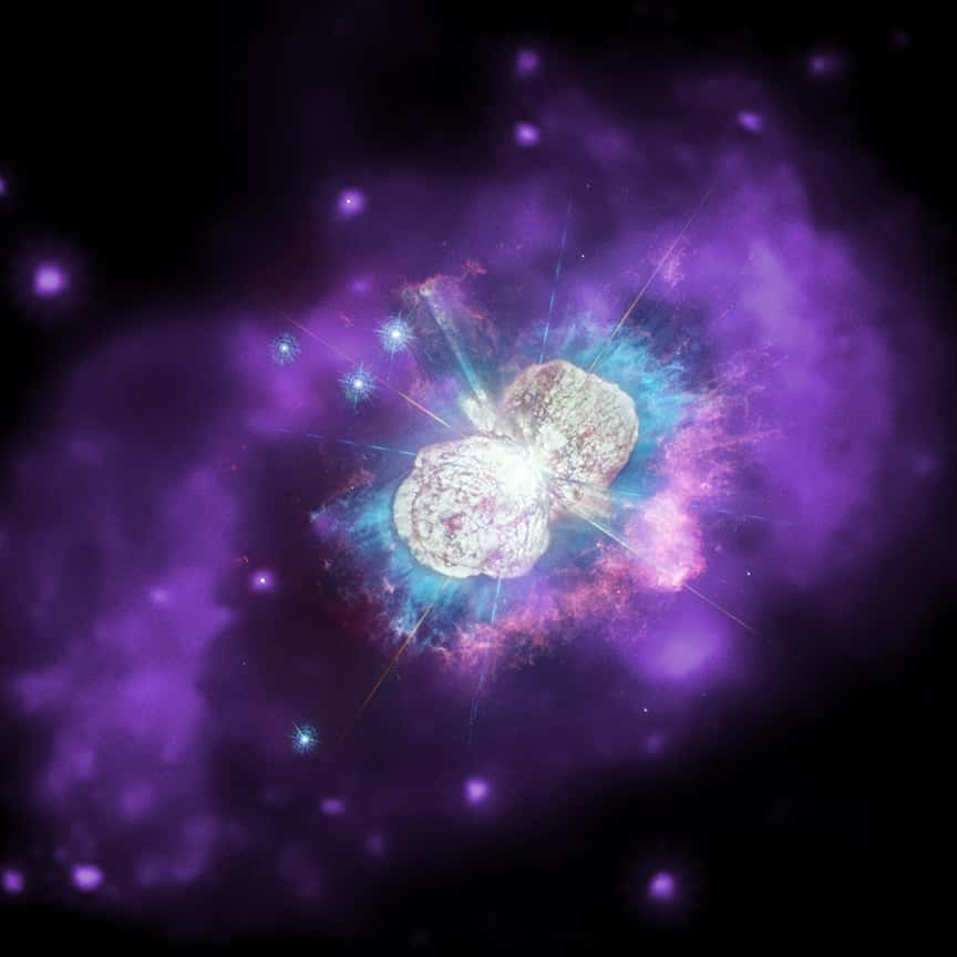 La luminosité du système de deux étoiles Eta Carinae dépasse les cinq millions de fois celle de notre Soleil ! © X-ray : Nasa/CXC ; Ultraviolet/Optical : Nasa/STScI ; Combined Image : Nasa/ESA/N. Smith (<em>University of Arizona</em>), J. Morse (<em>BoldlyGo Institute</em>) and A. Pagan