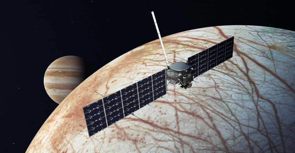 Avoir une meilleure estimation de la salinité de la couche de glace qui recouvre Europe, la lune de Jupiter, devrait permettre aux chercheurs de mieux interpréter les données que leur renverra la mission Europa Clipper (Nasa). Son lancement est prévu en 2024 et son radar destiné à percer la glace pour explorer l’océan qui se cache dessous. © Nasa, JPL-Caltech