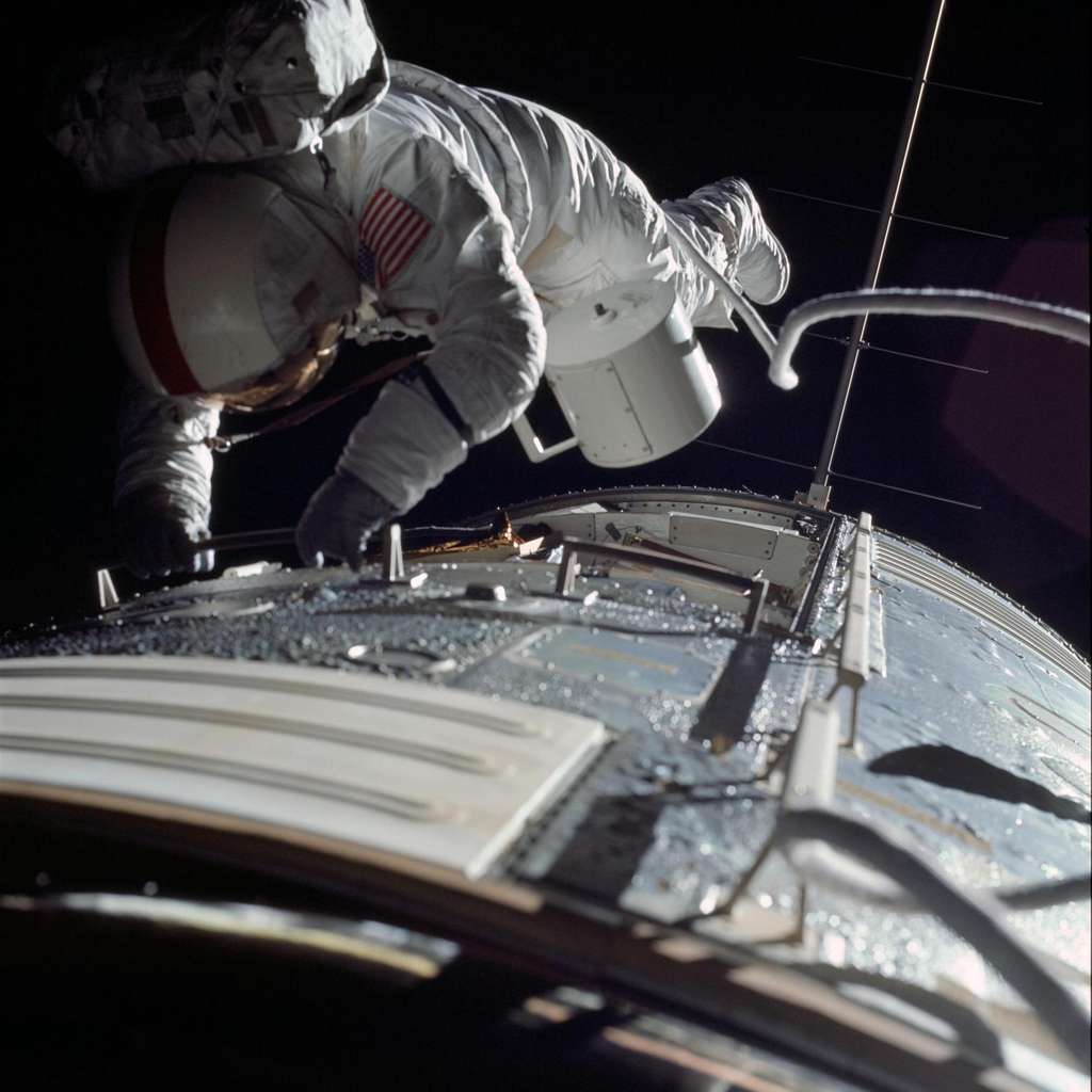 La sortie extravéhiculaire de Ronald Evans, le pilote du module de commande d’Apollo 17. © Nasa