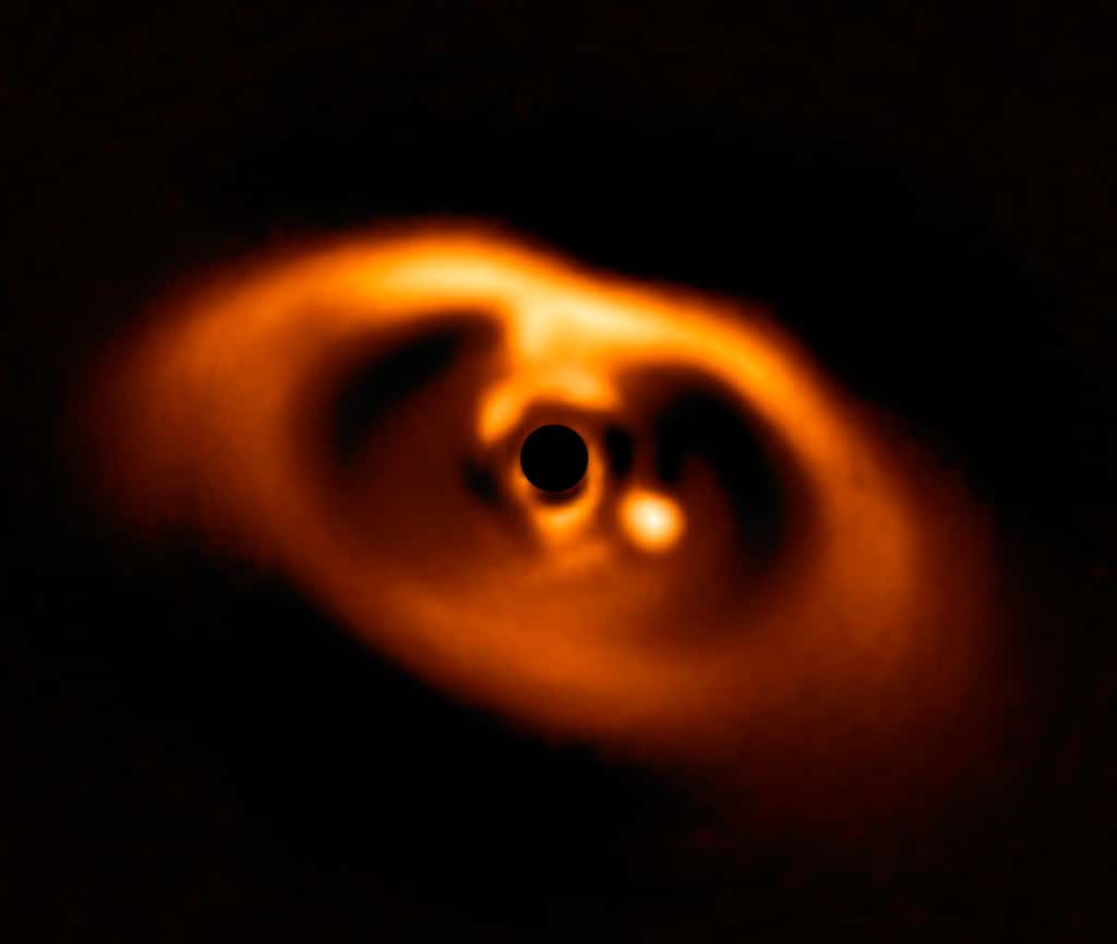 Une image du <em>Very large telescope</em> (VLT) de l’Observatoire austral européen (ESO) prise en 2018 de la planète PDS 70 b en cours de formation. Son étoile hôte est noircie au centre de l’image et à sa droite, un point représentant l’exoplanète géante. © ESO, VLT, André B. Müller