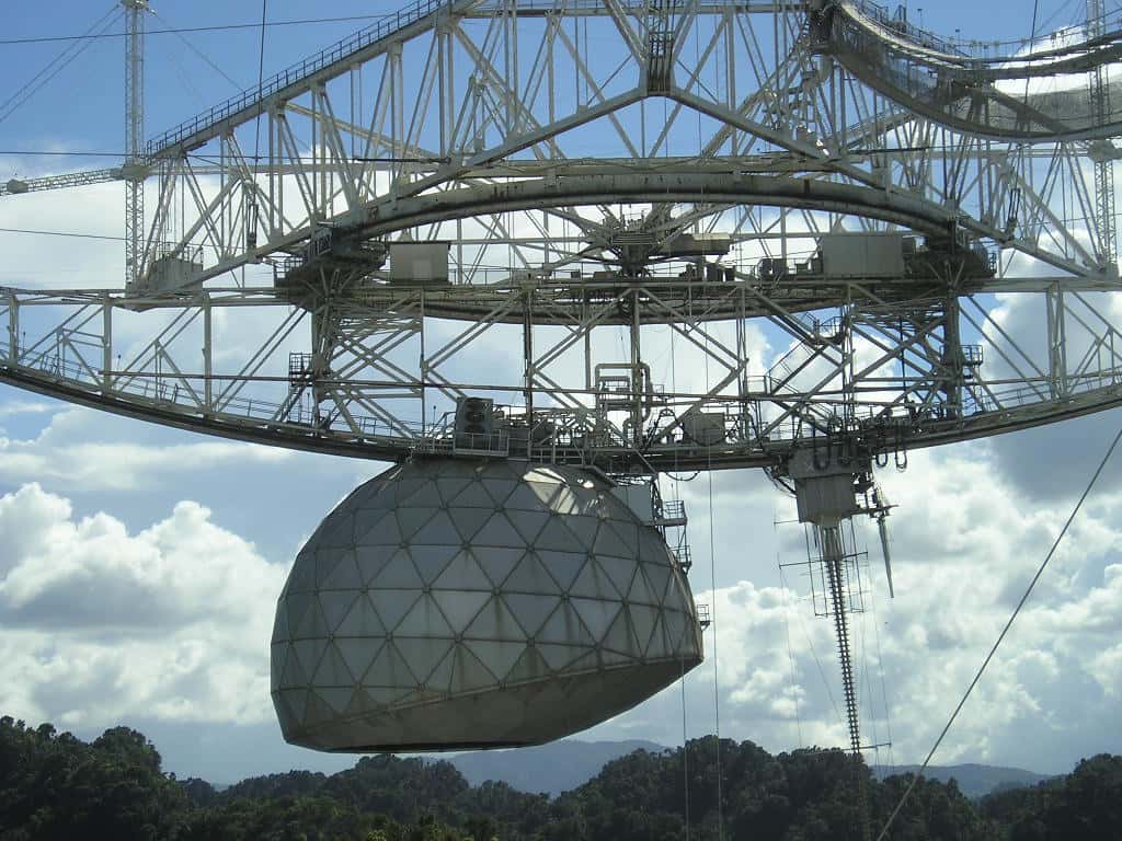 Grâce au radiotélescope de l’observatoire d’Arecibo (Puerto Rico) notamment, les chercheurs espèrent trouver des noyaux d’exoplanètes autour de naines blanches. © Alessandro Cai, Wikipedia, Domaine public
