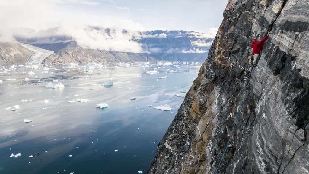 Heïdi Sevestre est glaciologue. Elle a accompagné l’alpiniste Alex Honnold — ici à l’image — et son équipe dans une région peu explorée du Groenland pour faire progresser la science. © National Geographic, Tous droits réservés