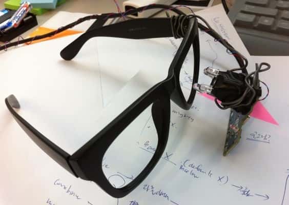 La paire de lunettes fabriquée par les ingénieurs Samsung est issue du projet open source eyeWriter. Ses composants sont peu onéreux et son assemblage à la portée de tous. Elle permet d'utiliser le logiciel eyeCan. © Project eyeCan/Samsung