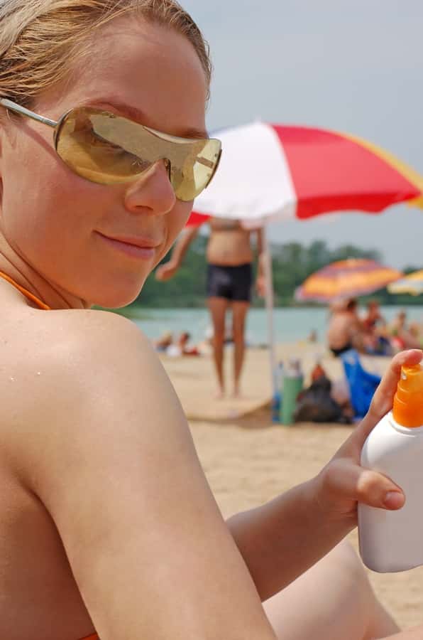Depuis 1938 et la première crème solaire efficace, la lotion est devenue courante dans nos trousses à pharmacies. Si leur fiabilité est avérée, doit-on se fier pour autant à la protection indiquée ? © StockFreeImages.com