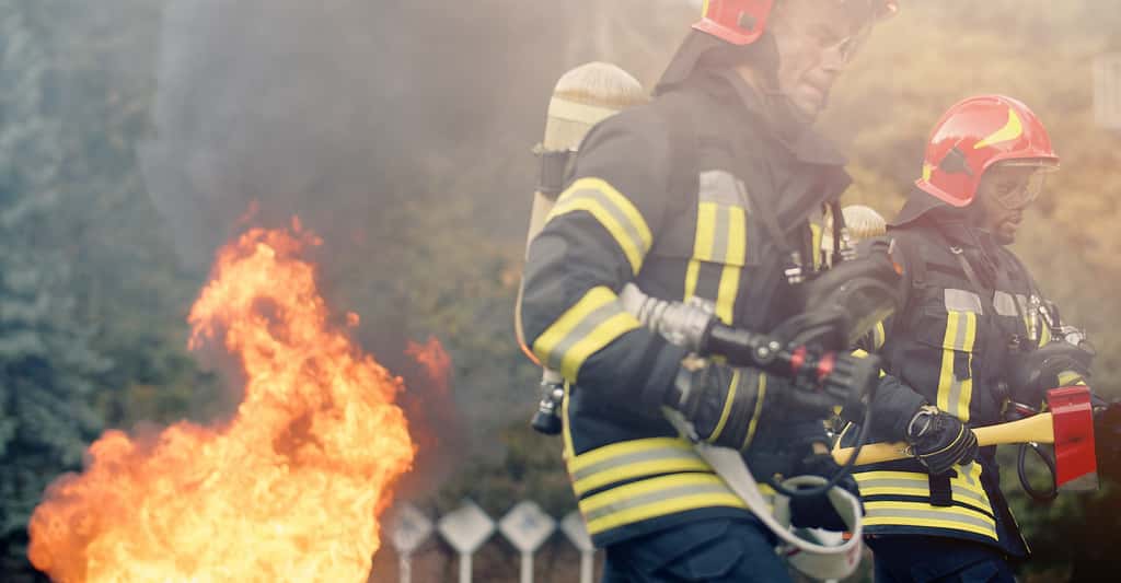 Les pompiers sont parmi les premiers exposés aux risques sanitaires associés aux feux de forêt en Australie. © VAKSMANV, Adobe Stock