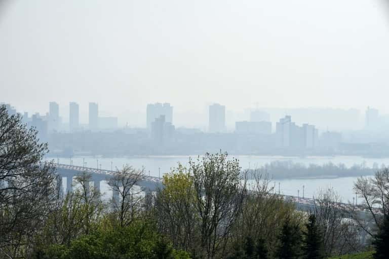 La ville de Kiev dans un brouillard de pollution, le 17 avril 2020 en Ukraine. © Sergei Supinsky, AFP 