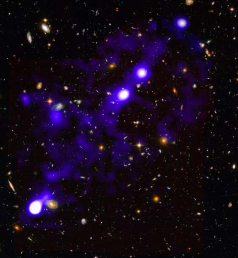 Un des filaments d’hydrogène (en bleu) découverts par Muse dans la constellation du Fourneau, à 11,5 milliards d’années-lumière de notre Terre. Il s’étend sur plus de 15 millions d’années-lumière, soit quelque 150 fois le diamètre de la Voie lactée. En arrière-plan, le champ ultra-profond de Hubble. © Roland Bacon, David Mary, ESO, Nasa
