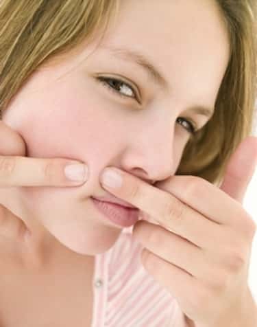 Avant de traiter l'acné, soyez vigilant afin d'évaluer les bénéfices et les risques liés à l'usage de l'isotrétinoïne. © Phovoir