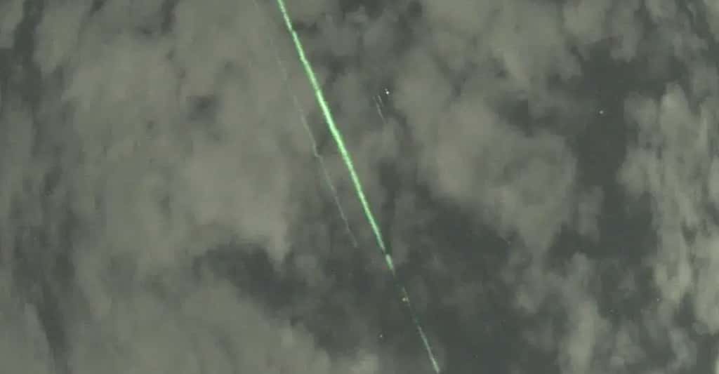 Le 16 septembre 2022, des caméras ont capturé d’étranges flashs verts au-dessus du mont Fuji. Le laser d’un satellite au travail, expliquent aujourd’hui des chercheurs de la Nasa. © Daichi Fujii, Hiratsuka City Museum
