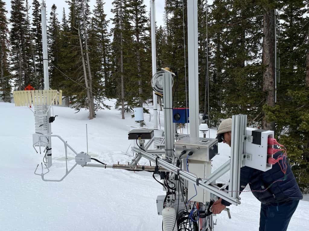 Pour mener à bien leurs travaux, les chercheurs de l’université de l’Utah (États-Unis) ont développé un outil dédié. Un système laser pour recueillir des informations sur la masse, la densité et la taille des flocons de neige. © Singh et al., Université de l’Utah