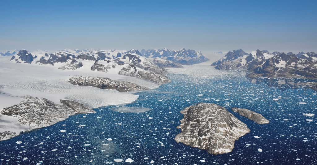 En Antarctique, c’est la fonte des glaciers émissaires qui est la principale responsable de la perte de glace. Au Groenland, en plus de la fonte des glaciers émissaires — ici le Mogens Heinesen Fjord — c’est l’augmentation de la température de l’air qui intervient dans 50 % de la fonte des glaces. © Benoit Lecavalier, Imbie