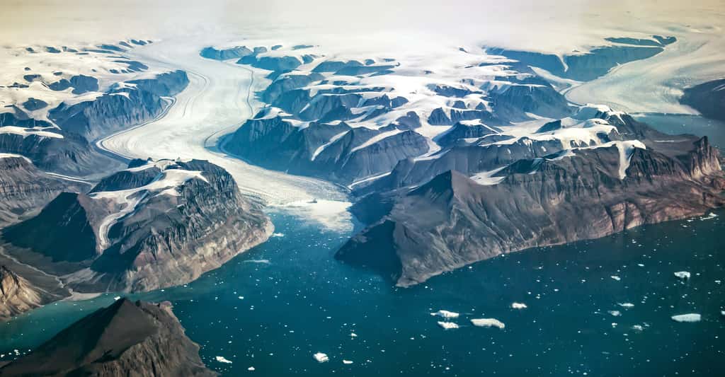 Si le rythme actuel du réchauffement se poursuit, la fonte des glaces entraînera une hausse du niveau de la mer de plusieurs mètres d'ici l'an 3000. © Delphotostock, Adobe Stock