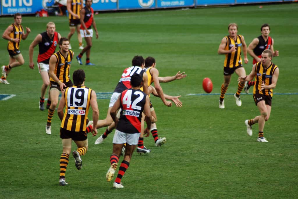 Au football australien, les contacts sont souvent violents et les KO monnaie courante. © Tom Reynolds, Wikipedia, CC by-2.0