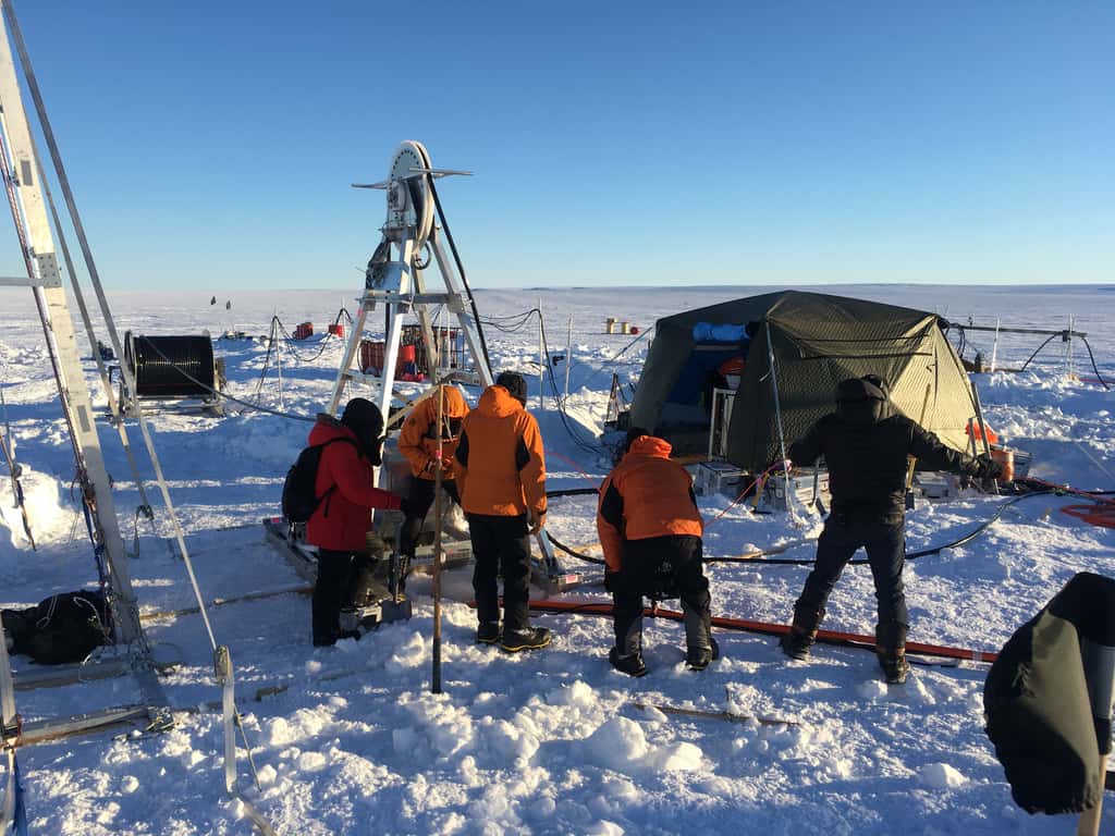 En injectant de l’eau chaude dans la glace, des chercheurs ont creusé un trou de 600 mètres de profondeur pour percer les secrets du glacier Thwaites. © Icefin, ITGC, Schmidt