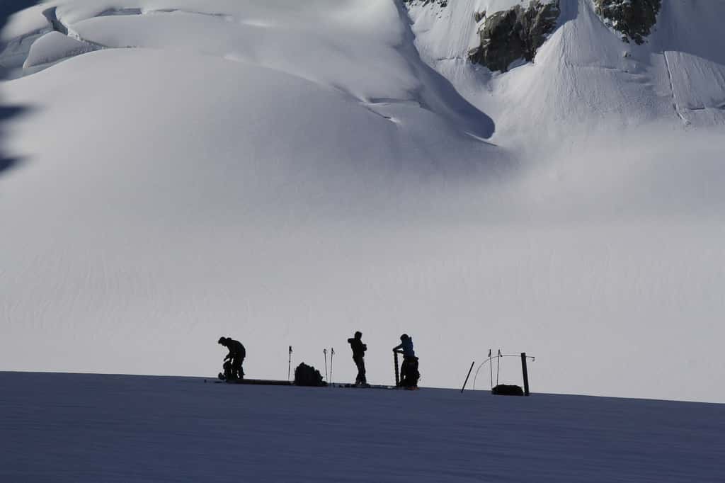 Les chercheurs sont allés jusqu’aux pieds de glaciers pour mesurer leurs pertes de masse. Ici, une opération de forage des neiges pour mesurer l’accumulation hivernale sur le glacier d’Argentière, sur le massif du Mont-Blanc, en avril 2018. © Bruno Jourdain, l’Institut des géosciences de l’environnement, Université Grenoble Alpes