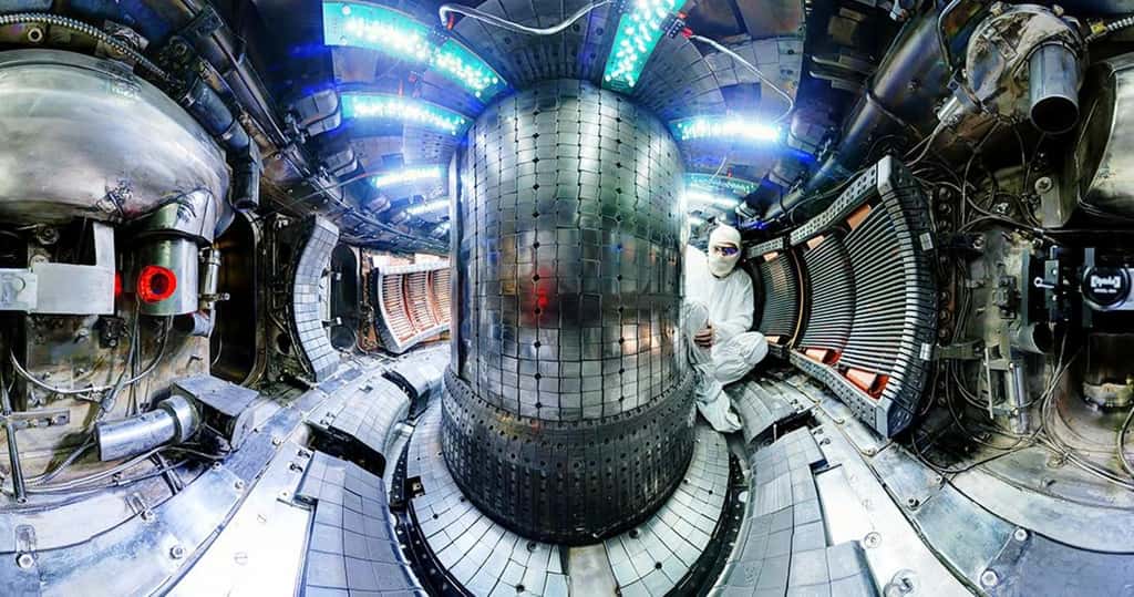 Une vue de l'intérieur du tokamak Alcator C-Mod du MIT. La machine a battu son record du monde pour la pression du plasma dans un tokamak lors de son chant de cygne. © <em>Plasma Science and Fusion Center</em>