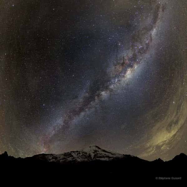Cette image exceptionnelle de la Voie lactée a été réalisée à 5.000 mètres d'altitude, face au volcan Chimborazo. Crédit Stéphane Guisard/www.astrosurf.com, avec l'autorisation de l'auteur
