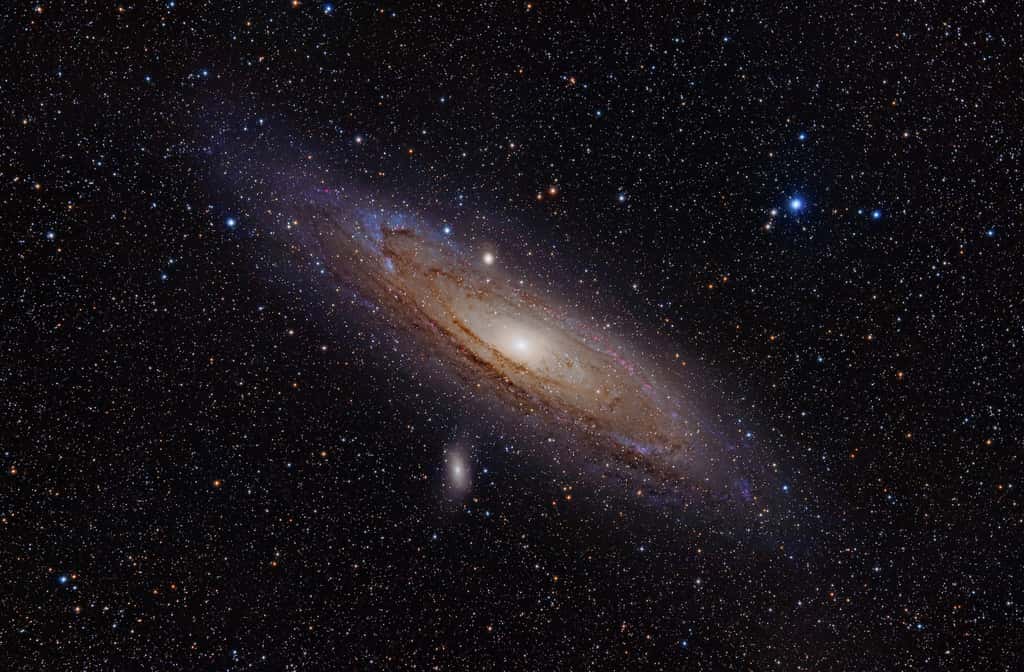 La galaxie d’Andromède — aussi appelée M31 ou NGC 224 — est une galaxie spirale située à environ 2,5 millions d’années-lumière de notre Terre. © Adam Evans, NotFromUtrecht, Wikipédia, CC by-2.0
