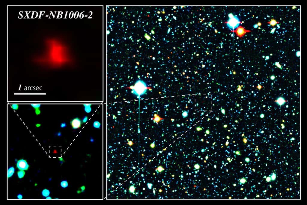 À droite, la galaxie de couleur rouge située au centre de l'image est la galaxie distante SXDF-NB1006-2. À gauche, zooms sur la galaxie distante. © NAOJ, ESO