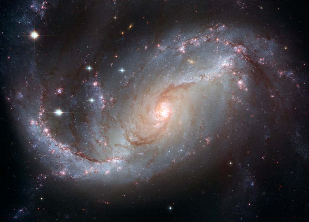 Large de 75.000 années-lumière, la galaxie spirale barrée NGC 1672 est située à environ 60 millions d’années-lumière de la Voie lactée. ©Nasa 