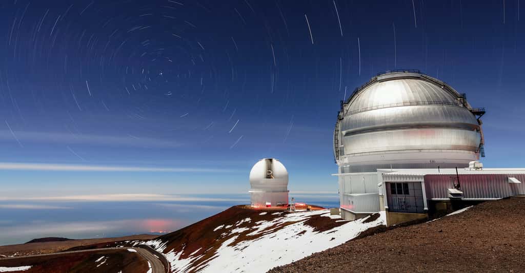 C’est grâce aux télescopes jumeaux de l’observatoire Gemini — ici, celui installé à Hawaï — que les chercheurs ont pu identifier de nouvelles étoiles doubles dans celles déjà pointées par la mission Tess pour abriter des exoplanètes. © <em>International Gemini Observatory</em>/NOIRLab/NSF/AURA/J. Chu