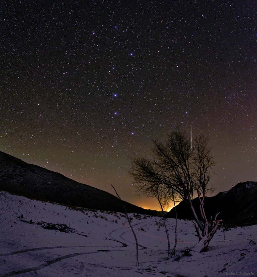 Passage d'une Géminide dans le ciel étoilé des monts Karkas. © Babak Tafreshi/Dreamview.net