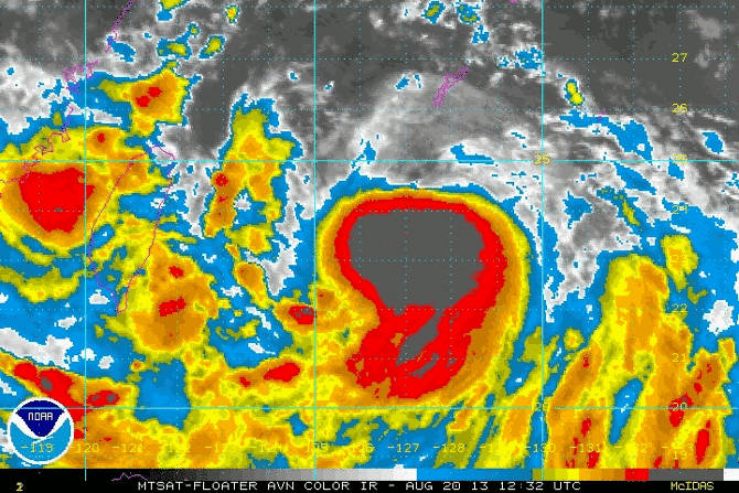 La tempête Trima a quitté les Philippines et se dirige vers Taïwan (contour rouge à gauche). On observe sur l'animation qu'en se déplaçant, elle pourrait bien apporter de nouvelles précipitations importantes en direction des Philippines. © NOAA