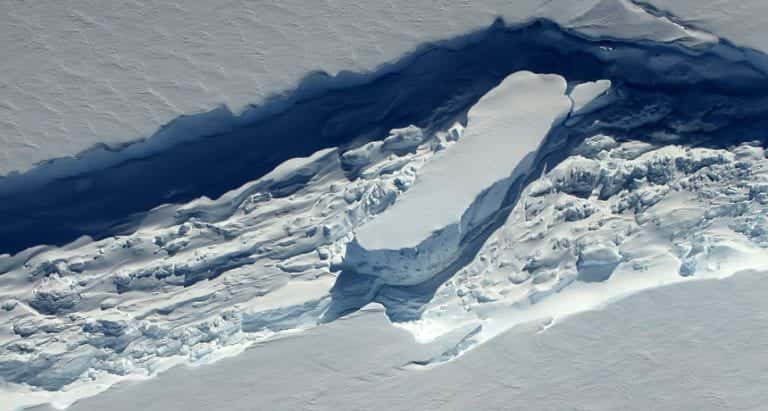 Des morceaux de banquise, de la neige soufflée par le vent et de l’eau de mer gelée. C’est ce mélange fondant qui traditionnellement comble les failles qui se creusent dans la glace de l’Antarctique. Mais avec le réchauffement climatique, ce mélange s’amincit et perd non seulement en efficacité, mais aide même à former des icebergs toujours plus grands. © Beck, Nasa, Opération IceBridge