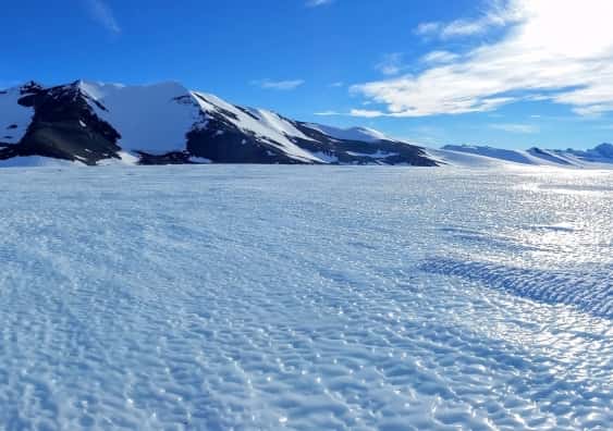 Ici, une zone de glace bleue telle que celle étudiée par les chercheurs de l’université de Nouvelle-Galles du Sud (Australie). © AntarcticScience.com
