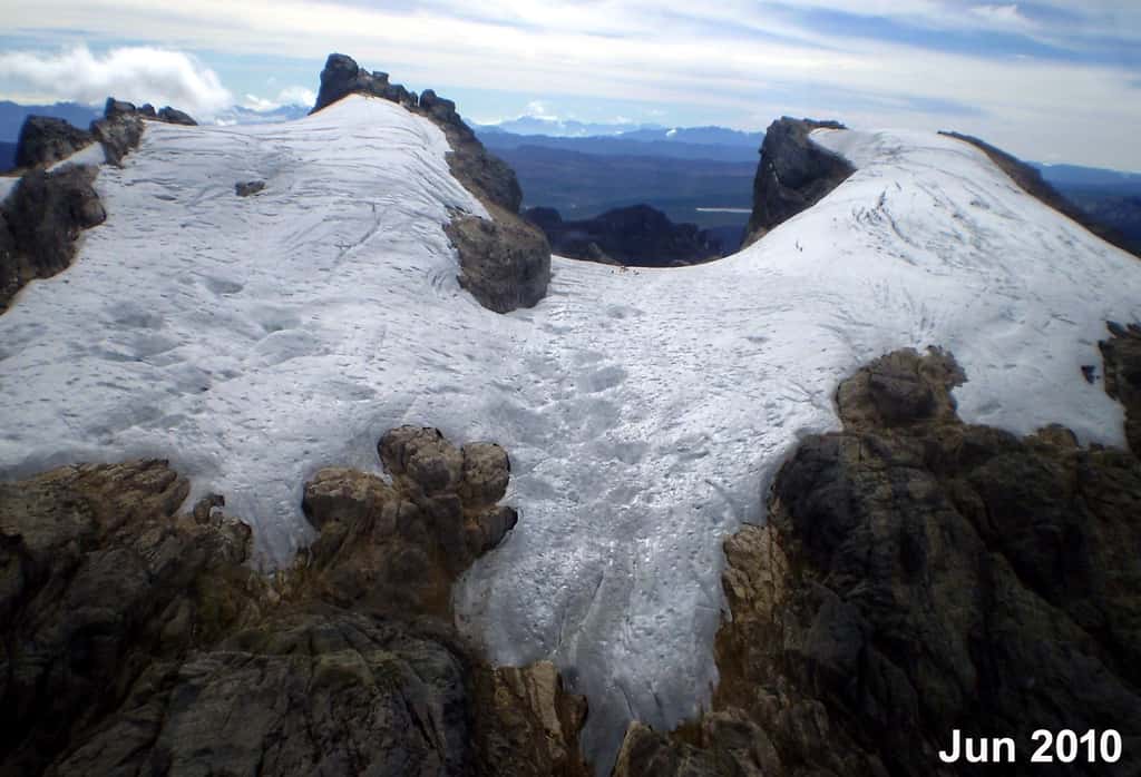 Les chercheurs de l’université de l’État de l’Ohio (États-Unis) se sont particulièrement intéressés à un glacier situé à l’ouest de la Nouvelle-Guinée. Ici, une photo prise en 2010 lors d’une campagne de mesures. © Lonnie Thompson, Université de l’État de l’Ohio