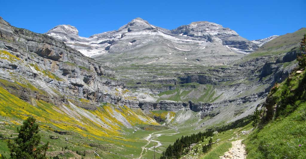 En Europe, la disparition de petits glaciers est prévue dans le site du mont Perdu, dans les Pyrénées – ici au centre de la photo -, d’ici 2040. © Patrick Rouzet, Wikipedia, CC by-SA 3.0