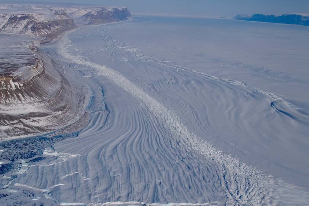Le glacier Petermann draine environ 4 % de la calotte glaciaire du Groenland alors qu’il se déplace inexorablement vers l’océan Arctique. Des chercheurs américains montrent qu’il est plus vulnérable qu’on ne le pensait auparavant à l’intrusion d’eau chaude océanique sur sa face inférieure, entraînant une fonte accélérée et augmentant la gravité potentielle de l’élévation future du niveau de la mer. © Eric Rignot, UCI