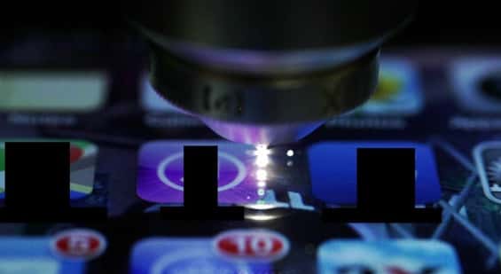 Cette image illustre la technique de gravure laser avec laquelle les chercheurs sont parvenus à créer un guide d’ondes optiques qui canalisent les photons. Ces canaux sont invisibles à l’œil nu et n’altèrent pas la transparence du verre. Ils pourraient même être superposés. © Jérôme Lapointe, Mathieu Gagné, Ming-Jun Li et Raman Kashyap