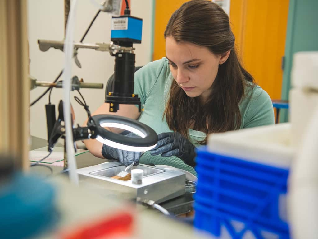 Des chercheurs de Penn State ont étudié en laboratoire les effets des microplastiques sur la formation de glace à partir de gouttelettes d’eau dans les nuages. © Michelle Bixby, Penn State