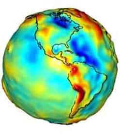 Carte de la gravitation terrestre au niveau du continent américain obtenue par GRACE. Les zones bleues correspondent aux régions de plus faible gravité. Crédit NASA.