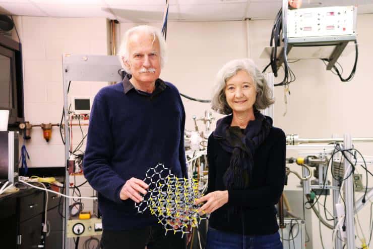 Sur ce modèle porté par les physiciens, auteurs de la découverte, les atomes de carbone du graphène apparaissent en noir et ceux du silicium cristallin en jaune. © Jess Hunt-Ralston, Georgia Tech