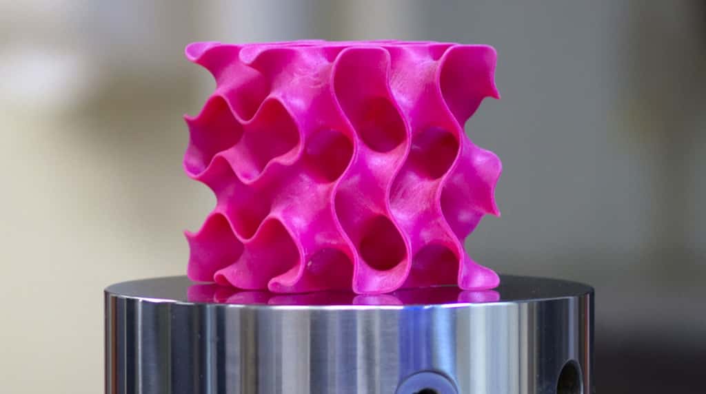 Cette structure en plastique a été réalisée avec une imprimante 3D. Elle fait partie des surfaces minimales appelées gyroides. © Melanie Gonick, MIT