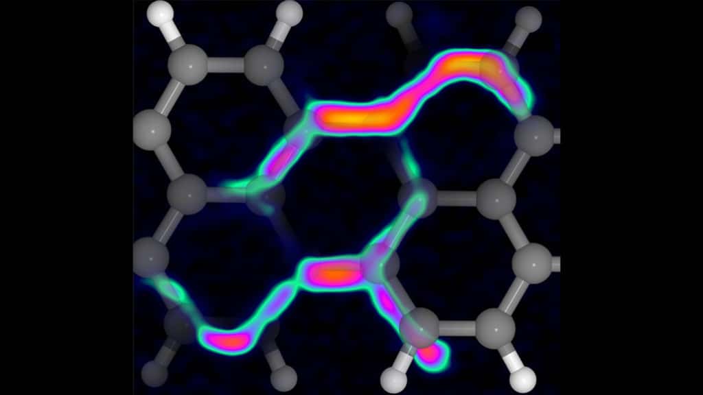 Un microscope à force atomique a gratté des liaisons chimiques à l’intérieur d’une molécule. Des couleurs plus chaudes indiquent plus d’énergie nécessaire pour maintenir le grattage. © A.J. Weymouth, Giessibl Group, Université de Regensburg