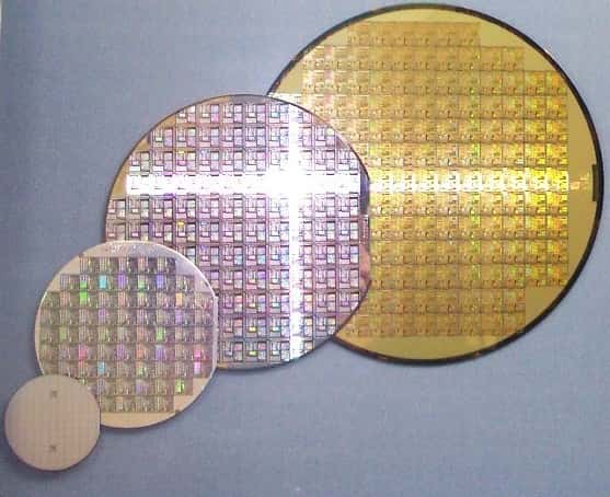 Les wafers, des disques de matériaux semi-conducteurs, servent de support à la fabrication de microstructures, obtenues notamment par des techniques de gravure. © Saperaud, Wikipédia, CC by-sa 3.0