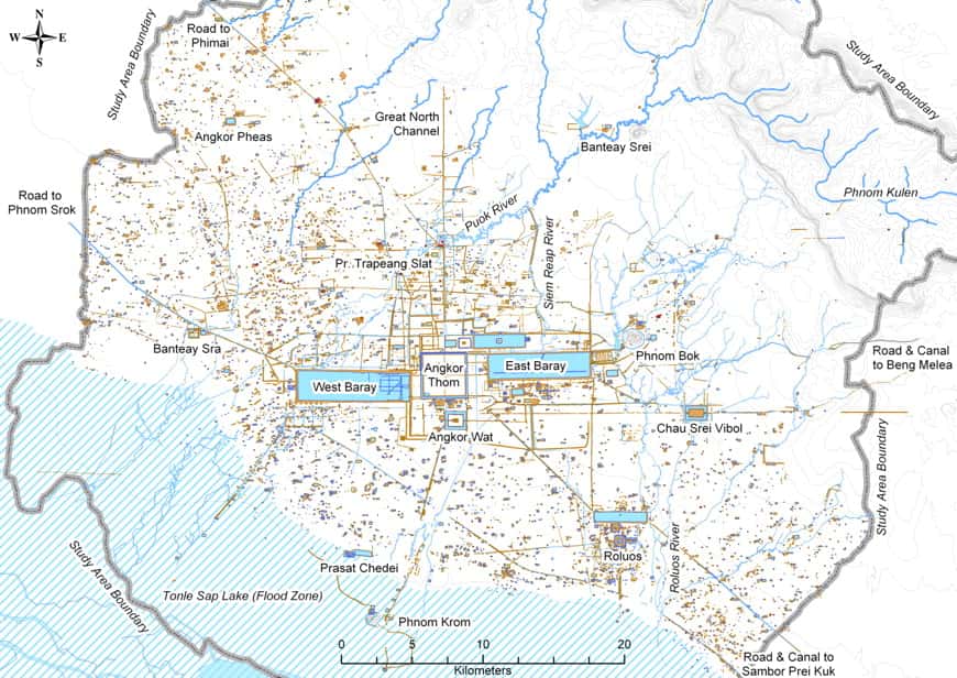  La carte archéologique établie en 2007 révèle le grand Angkor comme un paysage d'habitats vaste et inextricablement lié aux ressources en eau, qui ont beaucoup été exploitées au cours de la première moitié de l’existence de la cité. © Evans <em>et al.</em>, <em>Pnas</em>, 2007